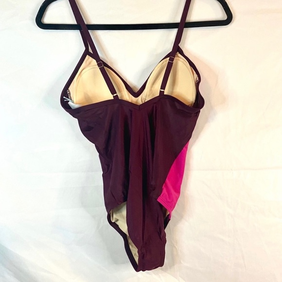 Women’s One Piece Color Block Swimsuit - Picture 7 of 11